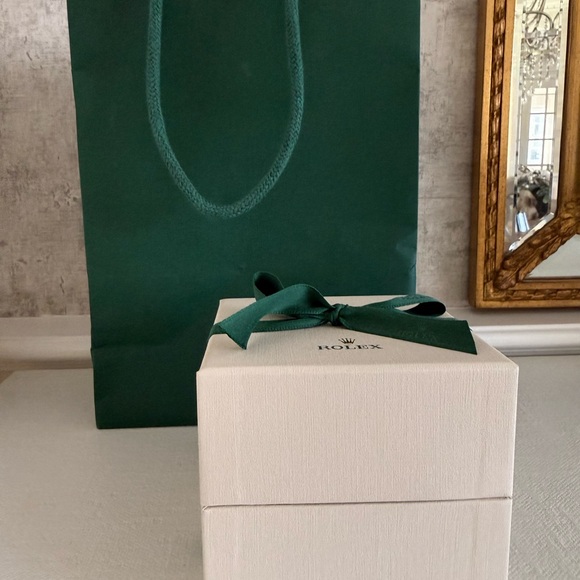 Rolex Green Glass Ribbed Candle - Picture 3 of 3